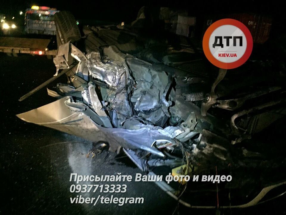 Що буває, коли не пристебнутий: в мережі показали шокуючі фото смертельної ДТП під Києвом