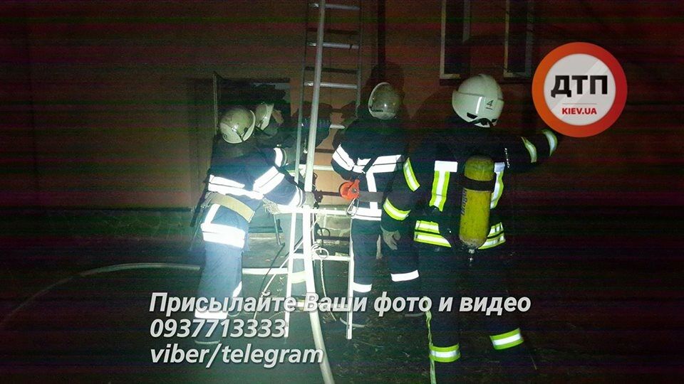 Десятки пожарных и техники: в Киеве загорелся дом на Соломенке