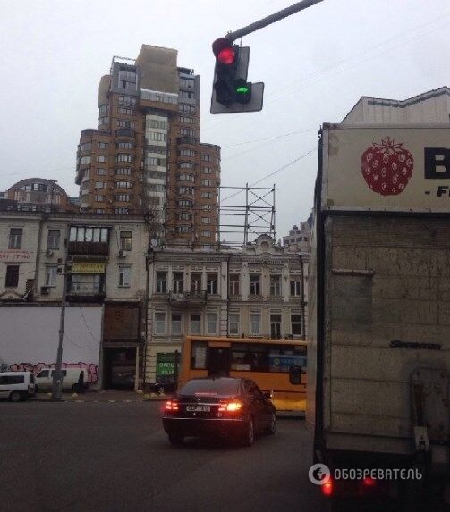 В Киеве Mercedes посольства засветился в "мастерской езде"