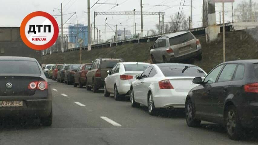 Сошел с рельсов: киевский водитель шокировал соцсеть парковкой на насыпи