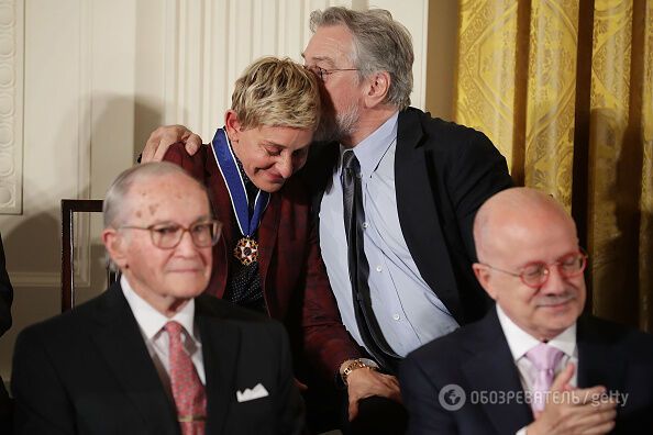 Барак Обама наградил Тома Хэнкса и других звезд почетными медалями