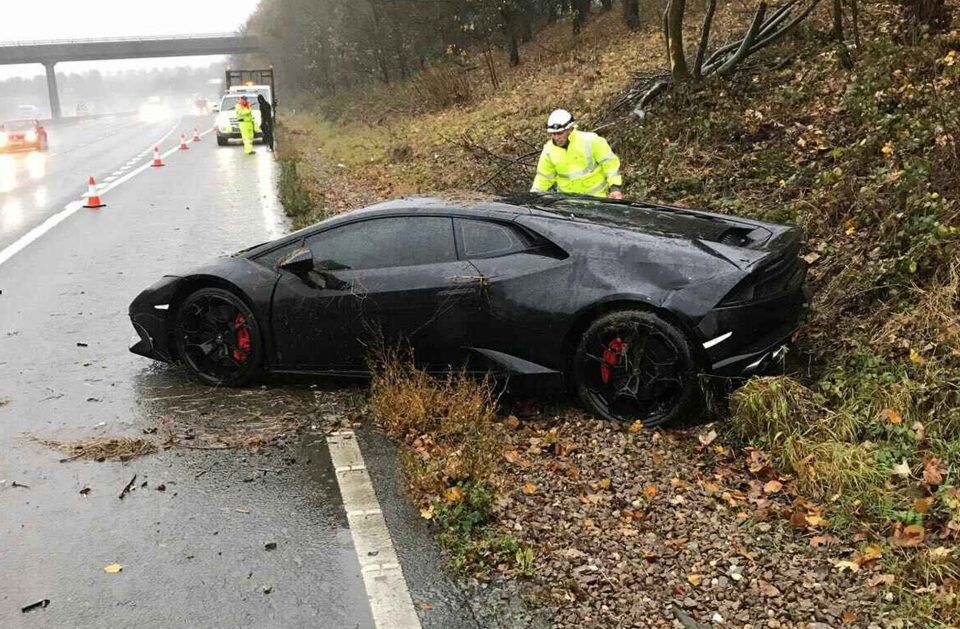 Футболист чемпиона Англии разбил дорогущий Lamborghini: опубликованы фото ДТП