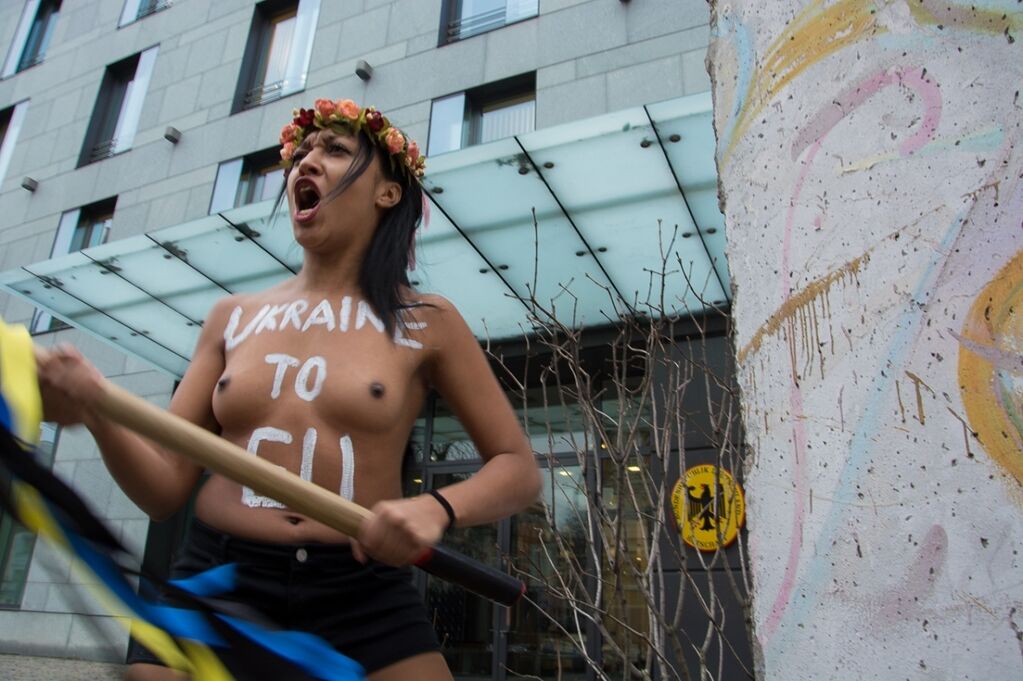 В Киеве активистка FEMEN разделась возле посольства