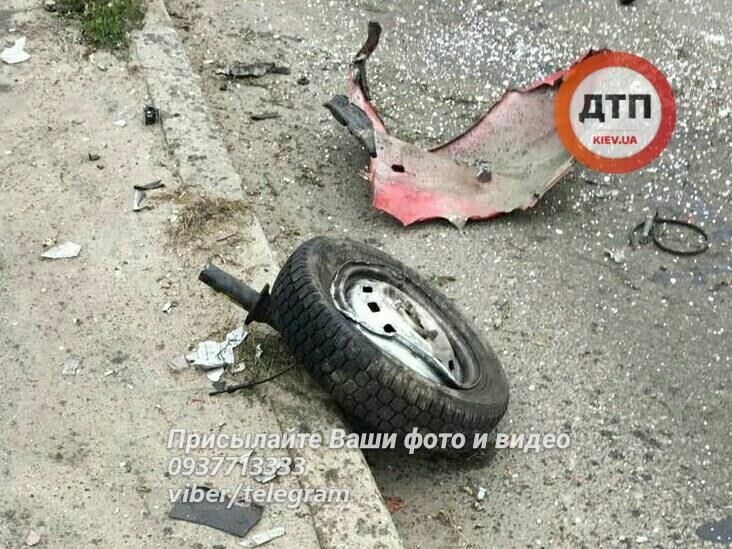 У Києві піцевоз розбився вщент