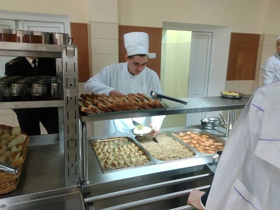 Шведський стіл на мільярд: у Порошенка показали, що їстиме армія в 2017 році