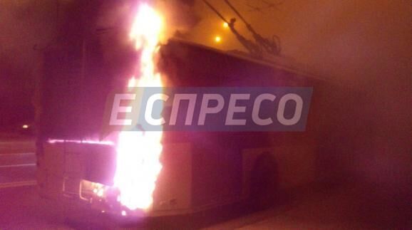 Тушили несколько водителей: в Киеве горел троллейбус. Опубликованы фото