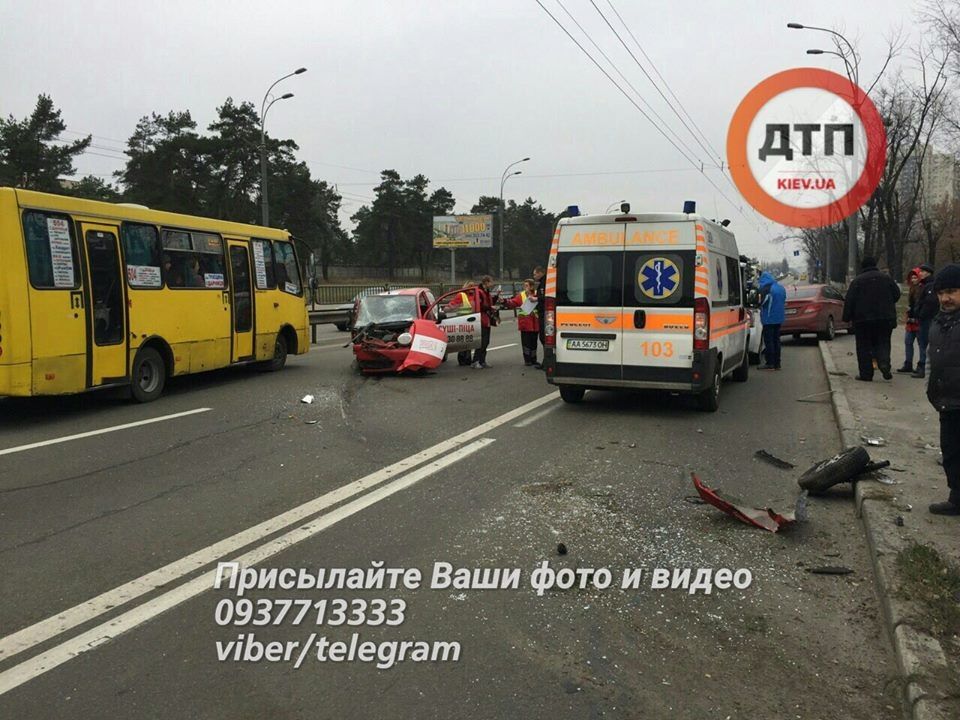 У Києві піцевоз розбився вщент