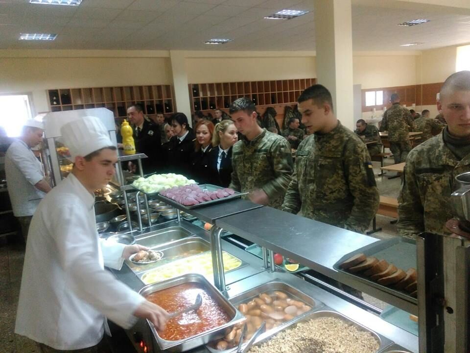 Шведський стіл на мільярд: у Порошенка показали, що їстиме армія в 2017 році