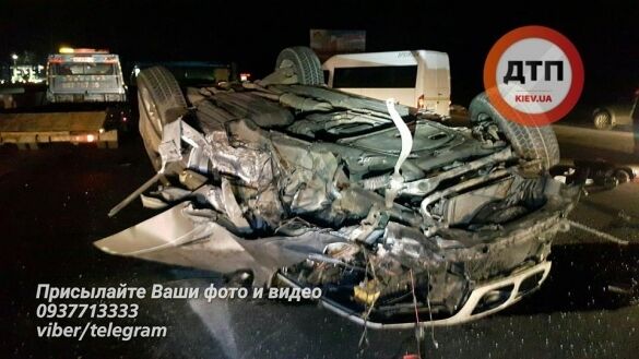 Смертельное ДТП под Киевом: BMW протаранил отбойник и перевернулся