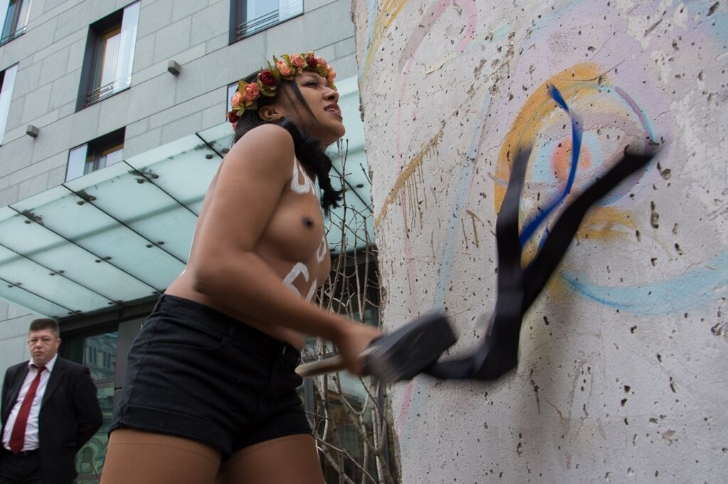 В Киеве активистка FEMEN разделась возле посольства