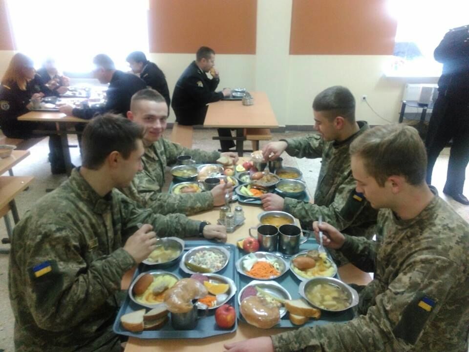 Шведський стіл на мільярд: у Порошенка показали, що їстиме армія в 2017 році