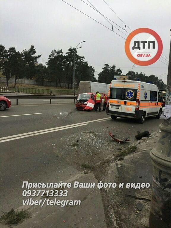 У Києві піцевоз розбився вщент