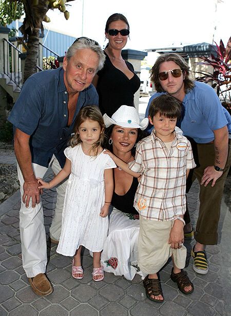 Майкл Дуглас с сыном Кэмероном, супругой Кэтрин Зетой-Джонс и младшими детьми - Кери и Диланом