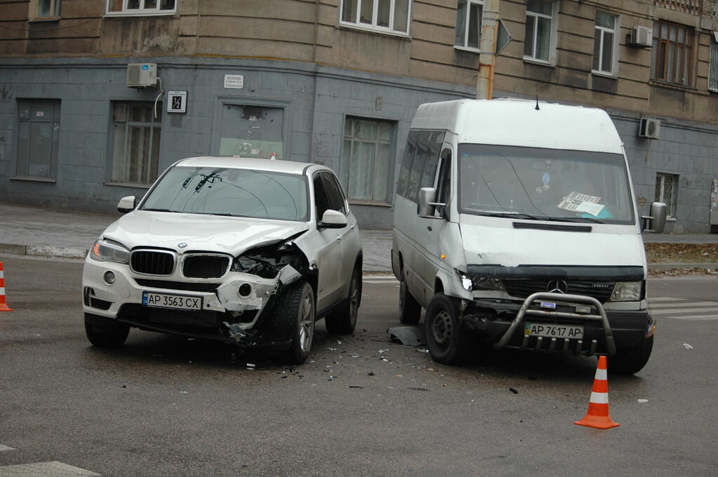 В центре Запорожья очередное ДТП с маршруткой на "проклятом" перекрестке