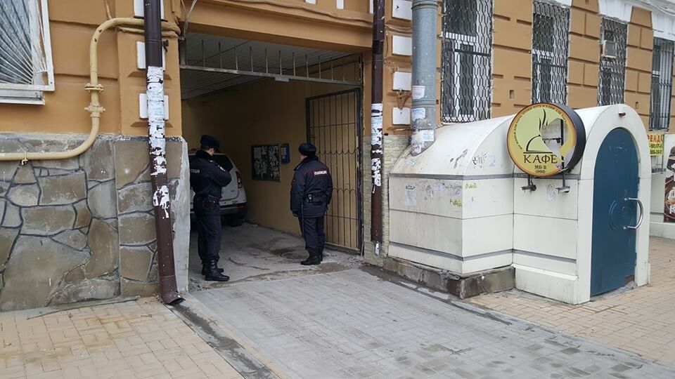 Полиции больше, чем у Савченко: Януковича привезли в суд
