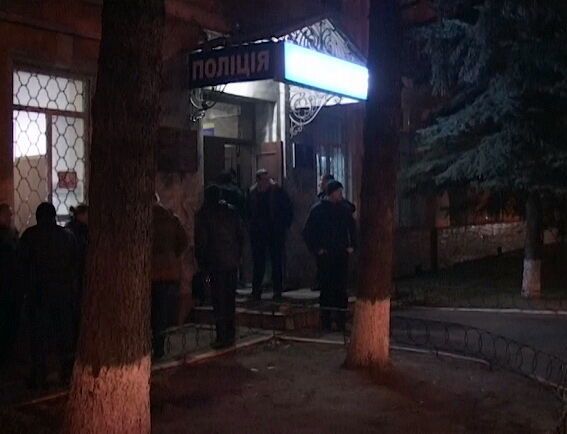 Пьяная выходка: в сети появилось видео самоподжога киевлянина в полицейском участке