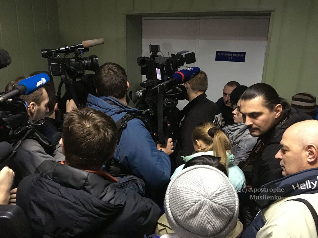 Полиции больше, чем у Савченко: Януковича привезли в суд