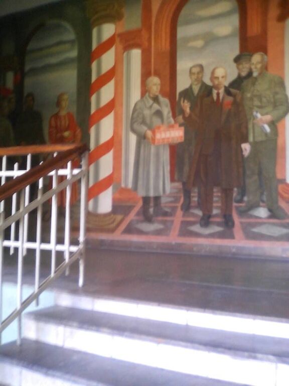 У київському вузі "помітили" Леніна на величезному панно: опубліковане фото