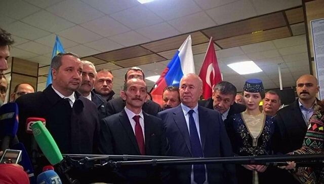 Делегация из Турции сделала фото с флагом Крыма: Украина завела уголовное дело
