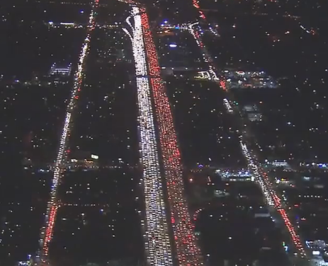 Дух захватывает: соцсети взорвало видео сумасшедшего трафика в Лос-Анджелесе
