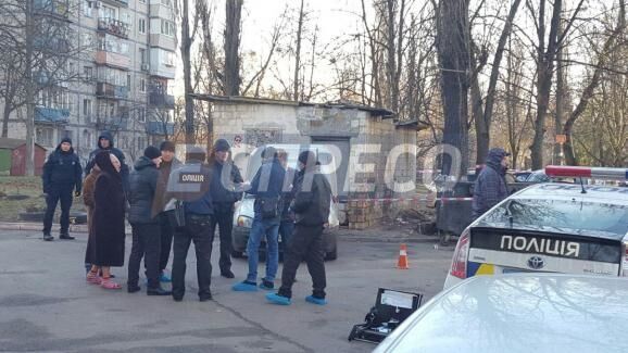 Шокирующая находка: в Киеве мужчину "похоронили" в мусорном баке