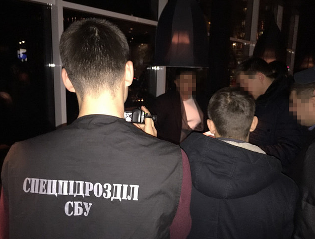 В Одессе двух военных поймали на крупной взятке