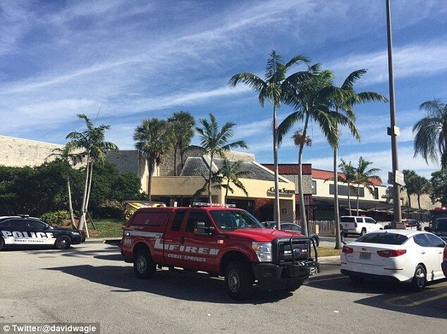 Есть жертвы: появились фото и видео ужасной стрельбы в торговом центре Флориды 