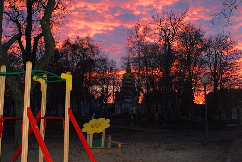 Даже небо скорбит и пылает: киевляне поразили фотографиями кровавого заката