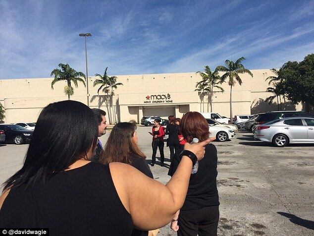 Є жертви: з'явилися фото і відео жахливої ??стрілянини в торговому центрі Флориди