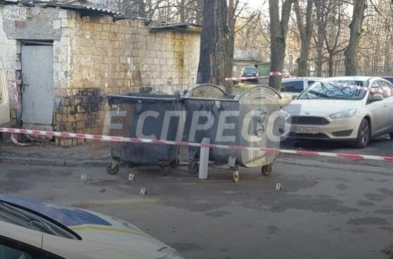 Знахідка, що шокувала: в Києві чоловіка "поховали" в сміттєвому баку