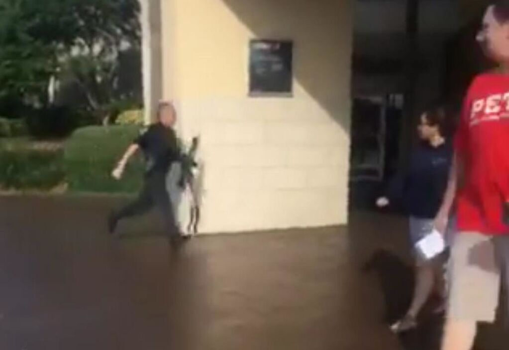 Є жертви: з'явилися фото і відео жахливої ??стрілянини в торговому центрі Флориди