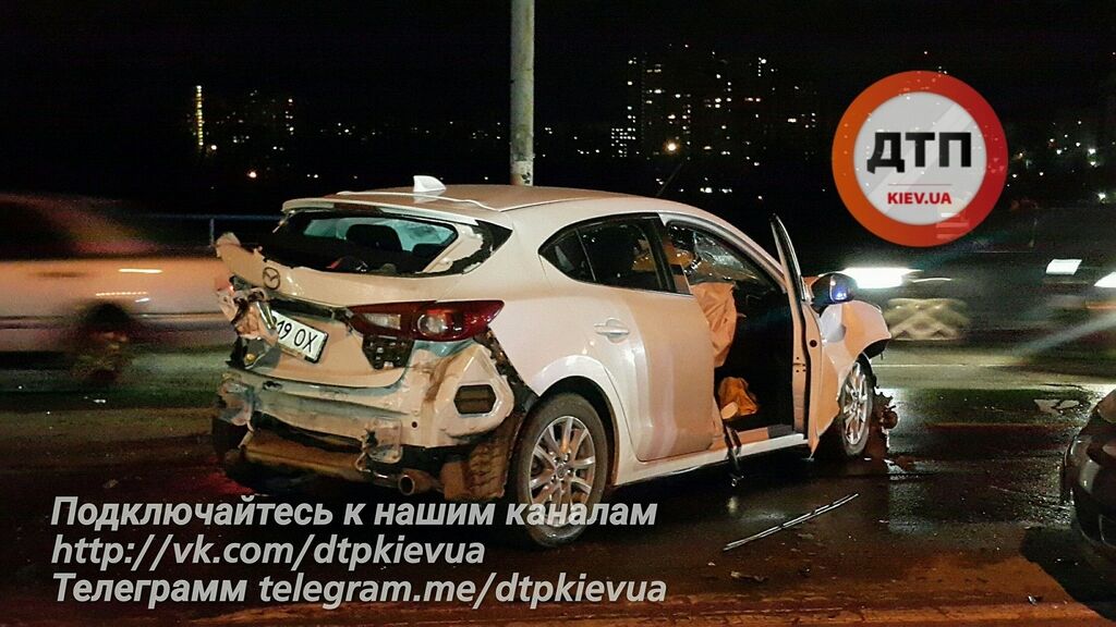 Машины превратились в груду металла: появились фото масштабной аварии в центре Киева