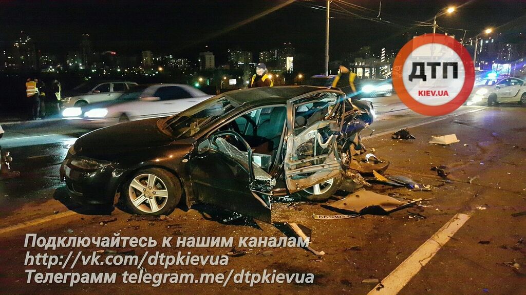 Машины превратились в груду металла: появились фото масштабной аварии в центре Киева