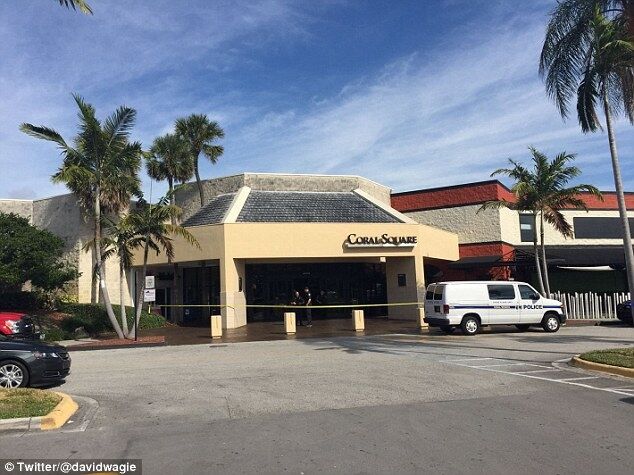 Есть жертвы: появились фото и видео ужасной стрельбы в торговом центре Флориды 