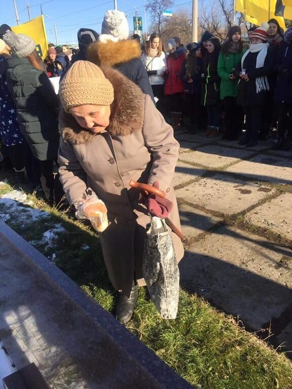 В память о жертвах Голодомора: стало известно о трогательном поступке бабушки в Краматорске. Фотофакт