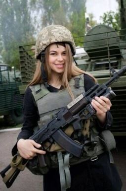 Красуні з АТО: мережу вразили фото дівчат-військових