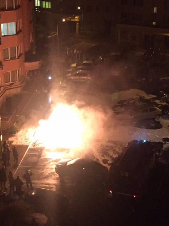 Под Киевом сожгли элитный автомобиль: опубликовано видео