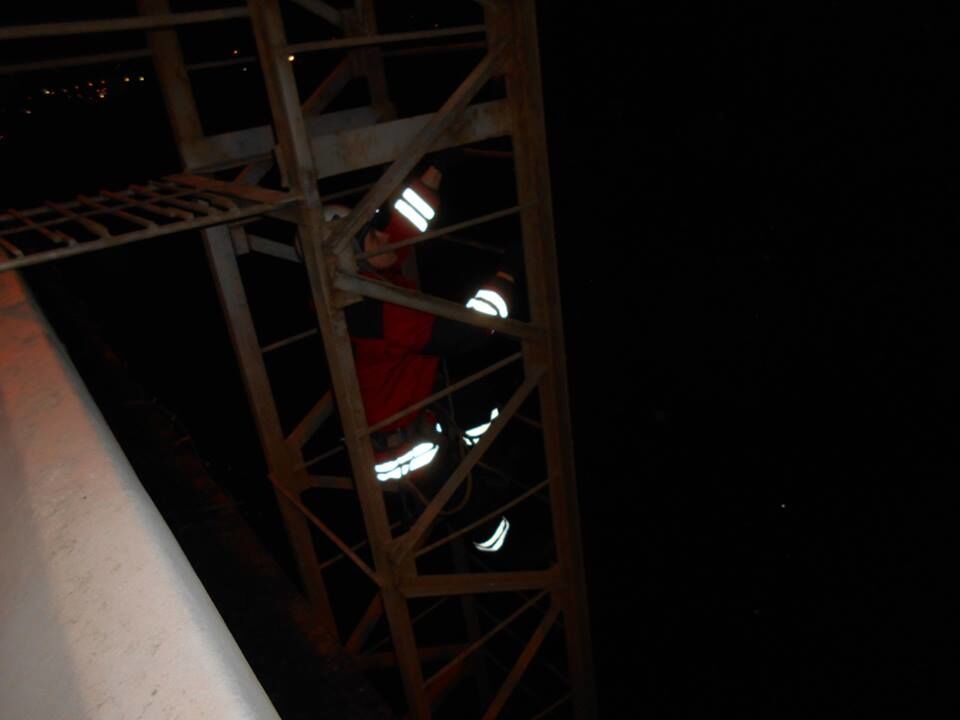 В Киеве сняли с верхушки Южного моста компанию экстремалов