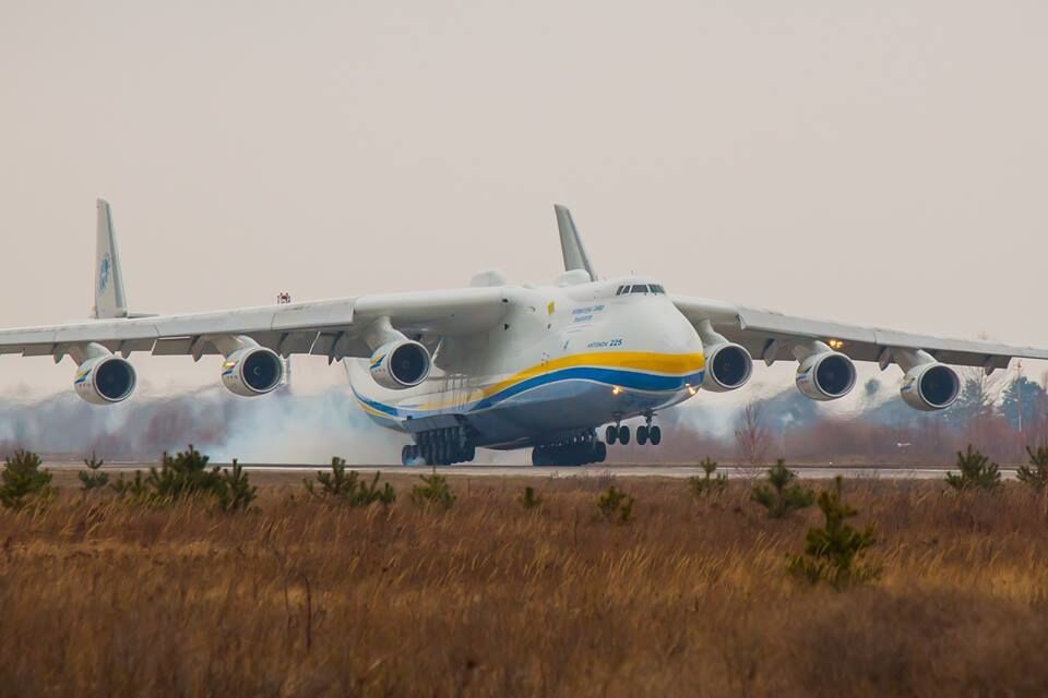У мережі показали повернення в Україну найбільшого літака в світі