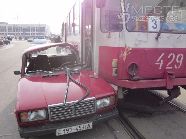 В Запорожье трамвай смял легковушку