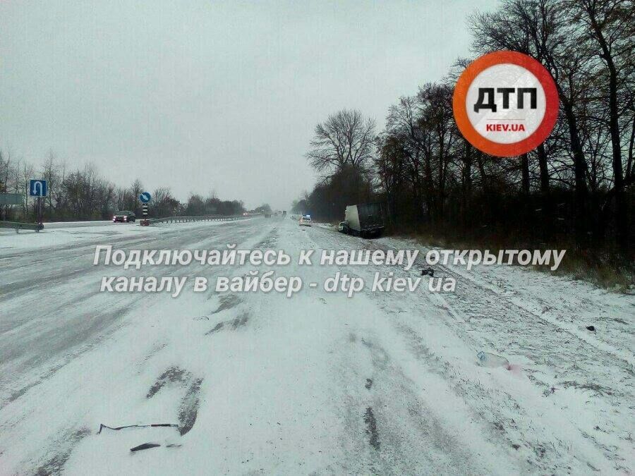 Под Киевом фура смяла микроавтобус: погиб водитель