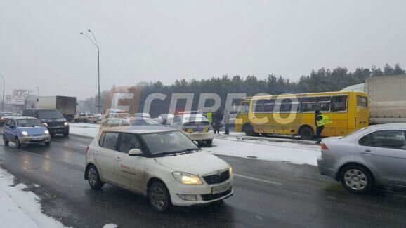 В Киеве водитель-гонщик устроил ДТП с полицией и маршруткой: опубликованы фото