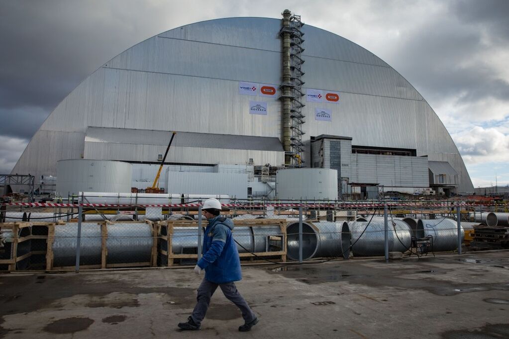 Самая большая в мире: Порошенко показал фото грандиозной конструкции на ЧАЭС