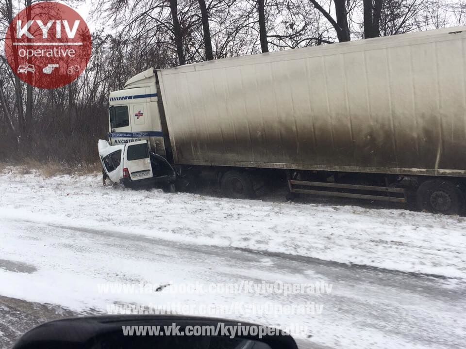 Под Киевом фура смяла микроавтобус: погиб водитель