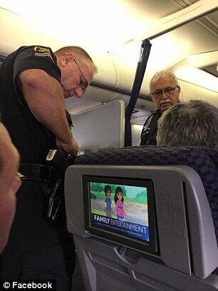В США пассажирка выпрыгнула на ходу из самолета при посадке: фото и видео