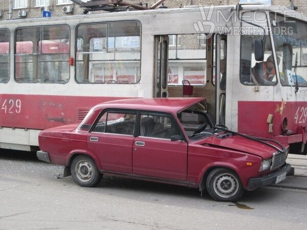В Запорожье трамвай смял легковушку
