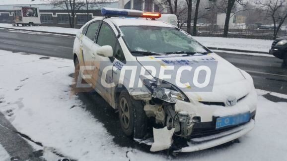 В Киеве водитель-гонщик устроил ДТП с полицией и маршруткой: опубликованы фото