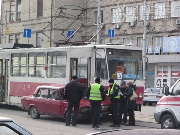 В Запорожье трамвай смял легковушку