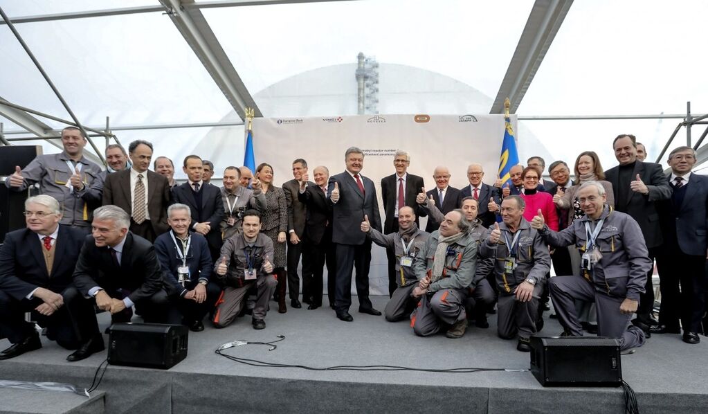 Самая большая в мире: Порошенко показал фото грандиозной конструкции на ЧАЭС