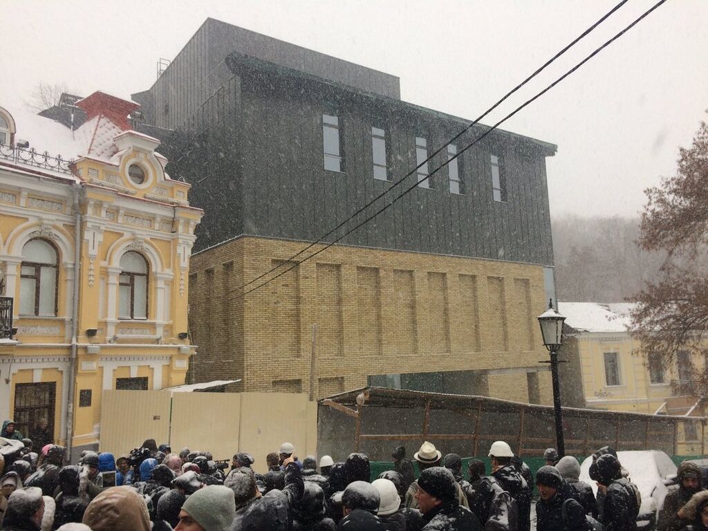 В Киеве открыли фасад театра на Подоле